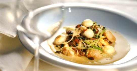 Гребешки на гриле с зеленым салатом и травами