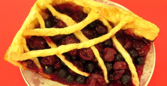 Пирог с вишней и черноплодной рябиной