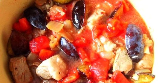 Свинина, тушеная со сливами