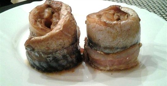 Рулетики из скумбрии с беконом