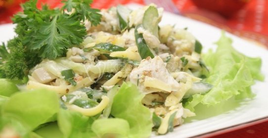 Салат с отварной курицей, свежими огурцами и орехами
