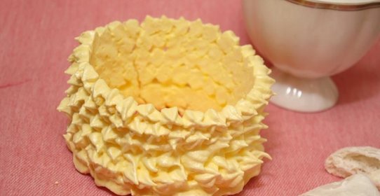 Кокосовое безе в съедобной корзинке