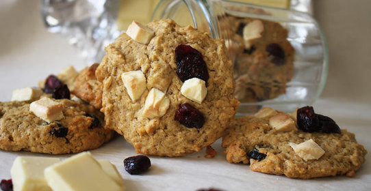 Фисташковое печенье с белым шоколадом и сушеной клюквой