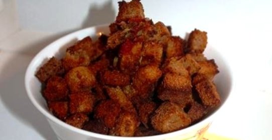 Сухарики с томатом и зеленым луком