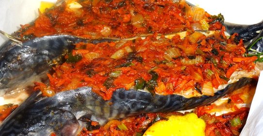 Скумбрия, фаршированная овощами