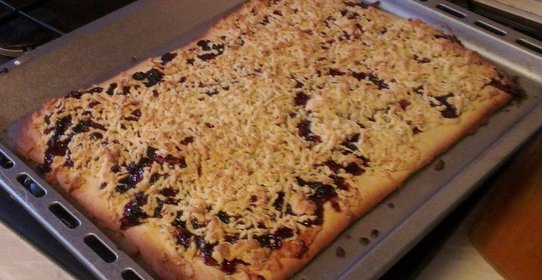 Песочный пирог с домашним вареньем