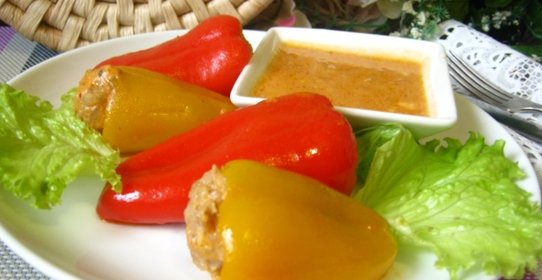 Пеперони фаршированные телятиной, рисом и сыром