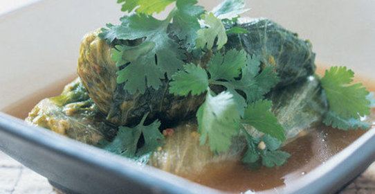 Куриные грудки с кешью в листьях салата «айсберг»