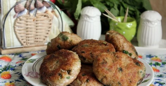 Мясные биточки с картофелем и черемшой