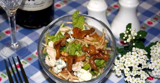 Салат с лисичками маринованными