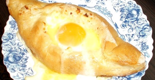 Хачапури с яйцом и сыром