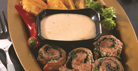 Рулетики из баранины с соусом из крыжовника