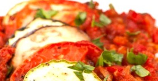 Запеченные цукини с томатами, чесноком и тимьяном