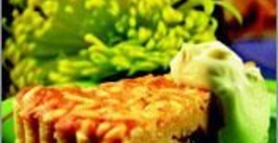 Песочный торт с орехами и изюмом