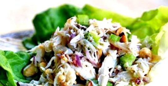 Крабовый салат с грушей и орехами