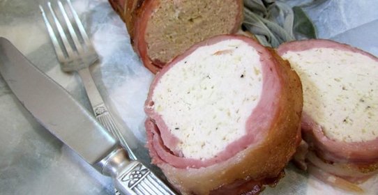 Куриный рулет с рикоттой и беконом