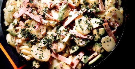 Картофельный салат с колбасками и швейцарским сыром