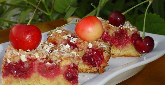 Вишневый пирог с овсяными хлопьями
