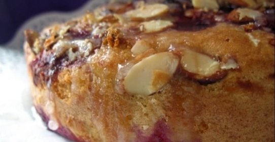 Пирог с вишней и миндалем