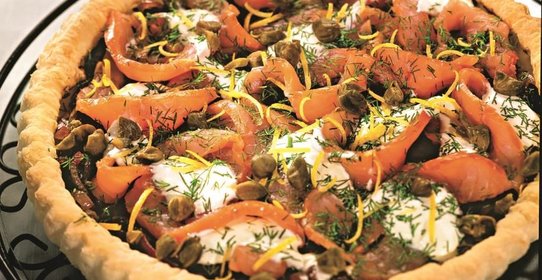 Открытый пирог с копченым лососем