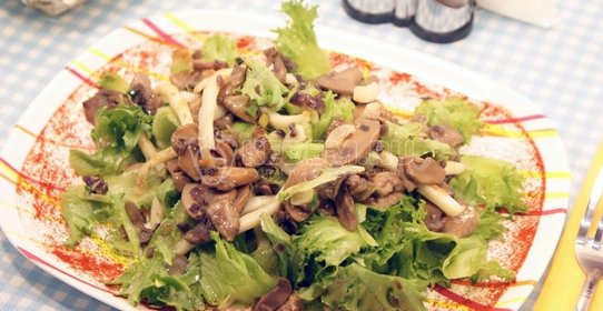 Салат с кальмарами и грибами