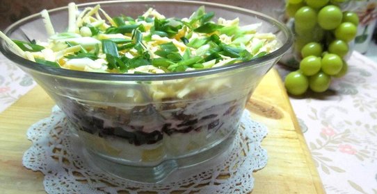 Салат с куриным мясом сыром и свеклой