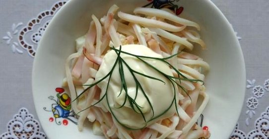 Салат с кальмарами