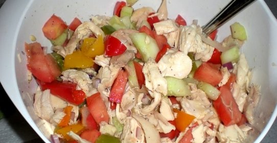 Салат с курицей, перцем и помидорами