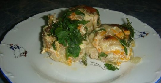 Рулетики с начинкой под сметанным соусом