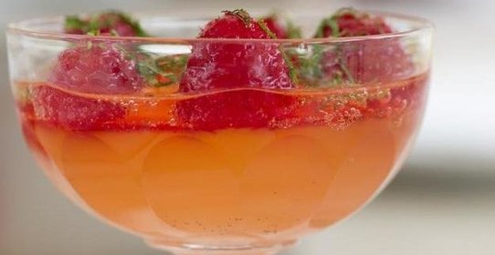 Ягодное желе с шампанским