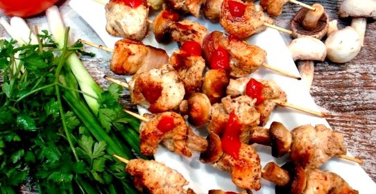 Шашлычки из куриной грудки с шампиньонами