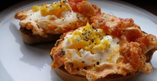 Яичница с помидорами и сыром