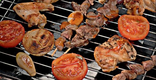 Куриное ассорти с луком и помидорами