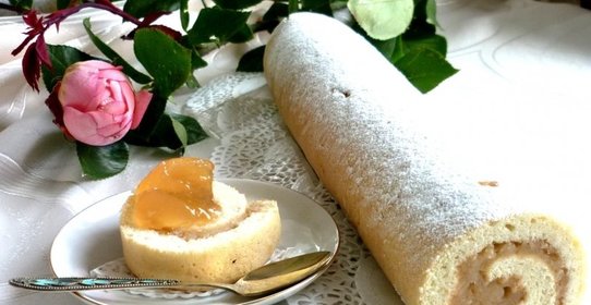 Бисквитный рулет с яблочной начинкой