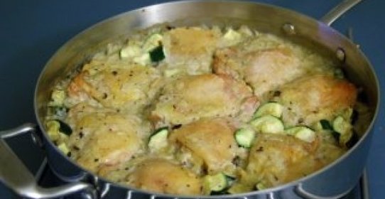 Рис с курицей в соусе в духовке