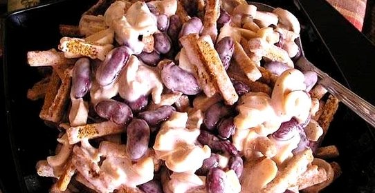 Салат с бобами и сухариками