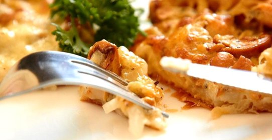 Пирог с грибами, сметаной и сыром