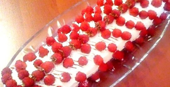 Рулет бисквитный с малиной