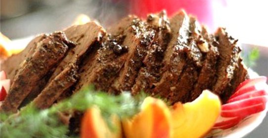 Рулет из оленины с черносливом и грецкими орехами