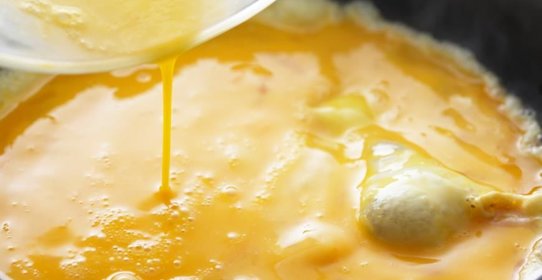 Омлеты-рулетики с песто и сыром