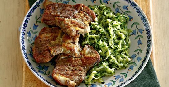 Свинина с фенхелем на гриле с салатом из цукини