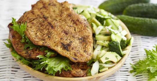 Стейк из филе грудки индейки с салатом из быстро засоленных огурцов и авокадо