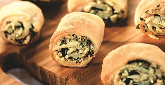 Слоеные рулетики с сыром и зеленью