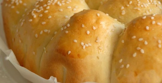 Дрожжевой пирог с сосисками и соусом карри «По-неаполитански»