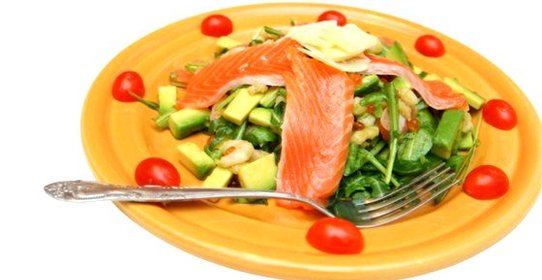 Салат из креветок и лосося с авокадо и маслинами