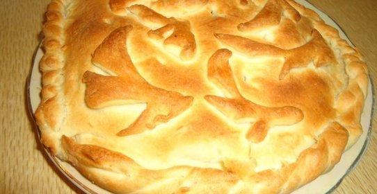 Пирог из слоеного теста с мясом