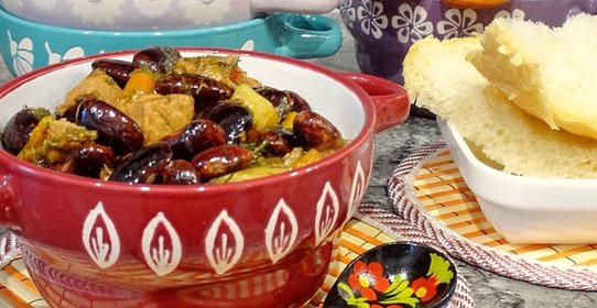 Пряная фасоль с мясом и овощами