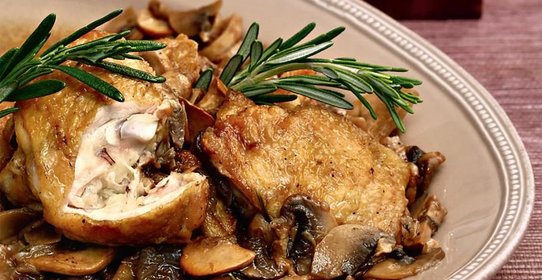 Жаркое из курицы с грибами, луком и розмарином