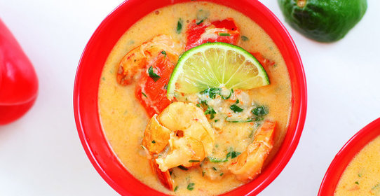 Гуляш из креветок и трески с запеченным перцем