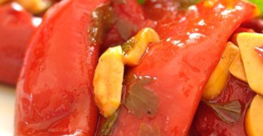 Салат из разноцветных перцев с базиликом на гриле